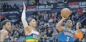  ??  ?? Chris Paul (3), del Trueno, se alista para lanzar el balón al aro, en el partido de ayer frente a los Pelícanos