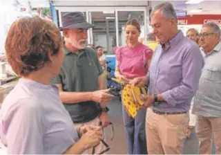  ?? ?? José Luis Sanz entrega abanicos a vecinos de Nervión // VÍCTOR RODRÍGUEZ