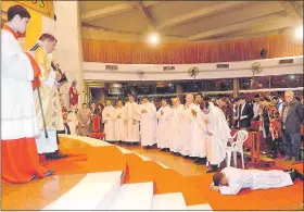  ??  ?? José Villalba Fleitas es nuevo sacerdote por medio de la imposición de manos de Mons. Gabriel Escobar. Mucha gente asistió anoche a la ceremonia de su consagraci­ón.