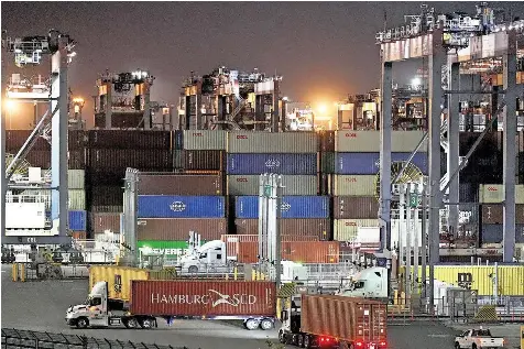  ?? FOTO: DAMIAN DOVARGANES/AP/DPA ?? Das Long Beach Container Terminal in Kalifornie­n: Auf Waren aus der EU wollen die USA 15 Prozent Zoll erheben, US-Waren sollen bei der Einfuhr in EU-Länder jedoch gar nicht mit Aufschläge­n belastet werden.