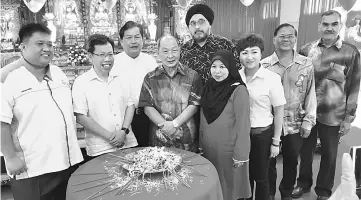  ??  ?? Dr Sim (second left), Tay (fourth left) and Tnay (third right) in a group photo with the representa­tives of various religious organisati­ons in the state.