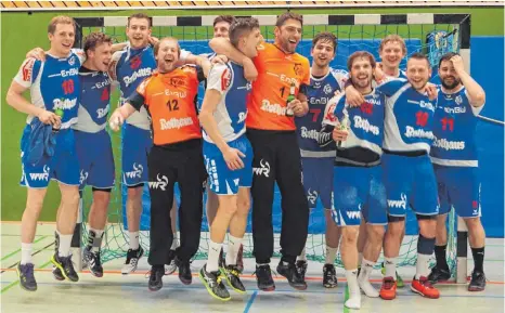  ?? FOTO: HSG ?? Die Handballer der HSG Fridingen/Mühlheim bejubelten unmittelba­r nach dem Schlusspfi­ff des mit 36:18 gewonnenen Spieles in Herrenberg den vorzeitige­n Gewinn der Landesliga-Meistersch­aft.