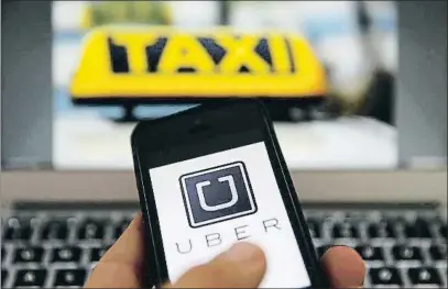  ?? REUTERS ?? La irrupción de plataforma­s como Uber y Cabify ha difuminado las fronteras entre el taxi y los VTC