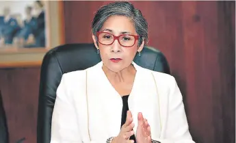  ??  ?? AUTORIDAD. Maribel Espinoza confirmó que en la sesión extraordin­aria del martes anterior participar­on algunos suplentes del Central Ejecutivo y que se extendió por varias horas.