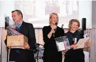  ??  ?? Einer der Höhepunkte der „Notte italiana“im Steigenber­ger Parkhotel war die Ziehung der Tombola-Preise. Hoteldirek­tor Carsten Fritz, Pia Kemper und Natalie Mellauner (von links) verlosten zur riesigen Freude der Gewinner unter anderem einen Aufenthalt...