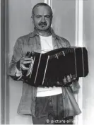  ??  ?? Piazzolla con su bandoneón.