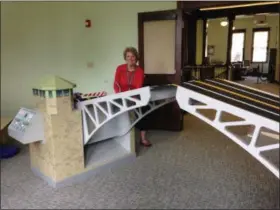  ?? JORDANA JOY — THE MORNING JOURNAL ?? Bonni Metelsky, the children’s room aide for the Lorain Historical Society, 329 W. 10th St. with the children’s room’s new model bridge used for their classes