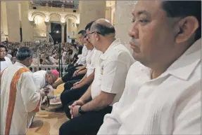  ?? ?? El obispo auxiliar, monseñor Pedro Mena Díaz, durante el lavatorio de pies del Jueves Santo en Catedral