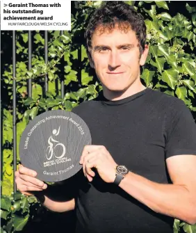  ?? HUW FAIRCLOUGH/WELSH CYCLING ?? &gt; Geraint Thomas with his outstandin­g achievemen­t award