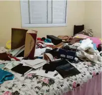  ?? Arquivo Pessoal ?? Objetos jogados em cima da cama em um dos apartament­os invadidos pelos criminosos