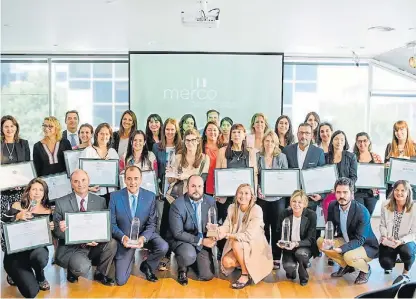  ??  ?? Todos al podio. La foto con los ejecutivos de las empresas ganadoras de este año.