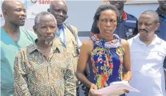  ?? REUTERS ?? The last Ebola patient Semida Masika, third left, leaves hospital last week.