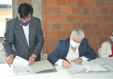  ??  ?? Firma del convenio entre la Comuna caazapeña y el gremio.