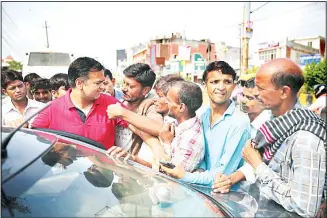  ??  ?? In this file photo, Indian daily wage laborers and constructi­on workers jostle as a man, in red shirt, tries to hire them, on the outskirts of New Delhi, India. Confidence in the Indian economy is giving way to uncertaint­y as growth in the labor-intensive manufactur­ing sector has come to a near standstill, braking to 0.6% in the last quarter from
12.1% in the same period a year earlier.