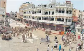  ?? SAMEER SEHGAL/HT PHOTO ?? Police personnel cordon off a street in Amritsar to prevent farmers from demonstrat­ing outside Jallianwal­a Bagh Memorial on Saturday.