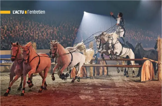  ??  ?? Entièremen­t autodidact­e, c’est motivé par l’envie d’être unique que le jeune artiste a créé ses figures de saut à cheval.