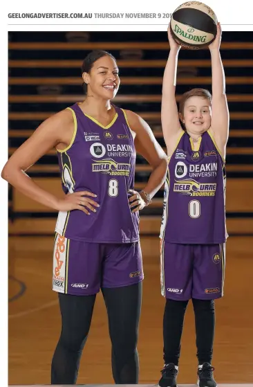  ?? Picture: ALEX COPPEL ?? NEW PLAYER: Liz Cambage hangs out with the Boomers’ newest recruit, Geelong’s Indyanna Harper, who has a bone marrow failure disease, for which the team is fundraisin­g.