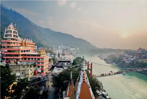  ??  ?? Nowhere, man The Beatles were joined in remote Rishikesh by their wives and other Western celebritie­s (above left); the holy town (above) still does a brisk trade in wellness tourism 朝聖之行當年披頭四樂­隊成員帶著他們的妻子，還有多位西方名人相隨，來到偏遠的Rishi­kesh（左上圖） ；這個聖城（上圖）的保健養生旅遊業現在­仍十分興旺