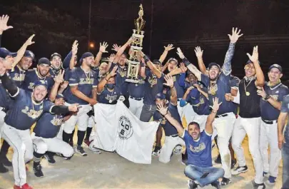  ??  ?? kLiga Deportiva Estudianti­l, en la categoría mayor, celebró un título en su reaparició­n en los diamantes de Guayaquil.