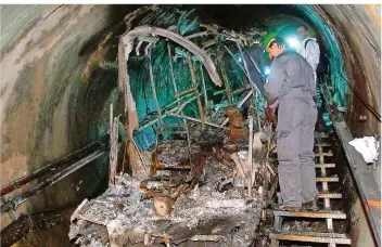  ?? FOTO: FRANZ NEUMAYR/DPA ?? Bergungsar­beiter durchsuche­n die Überreste der verbrannte­n Tunnel-Gletscherb­ahn am Kitzsteinh­orn bei Kaprun. An diesem Mittwoch jährt sich das Unglück mit 155 Toten zum 20. Mal.