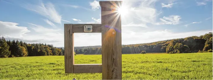  ?? Fotos: Donautal Aktiv ?? Ab Staufen bieten sich verschiede­ne Wanderwege an. Das Waldfenste­r ist ein Punkt auf der Tour, die wir zum Start unserer Ausflugsse­rie vorstellen. Der Ausblick entlang der Wanderung ist wunderschö­n. Die Strecke ist auch für Familien geeignet. Und...