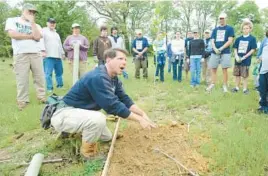  ?? FILE ?? Rob Schnabel, a Chesapeake Bay Foundation restoratio­n scientist, demonstrat­es planting a sycamore tree in 2010. The foundation planted over 1,000 native trees and shrubs, with the help of volunteers and staff at its Holly Beach Farm location near the Bay Bridge.