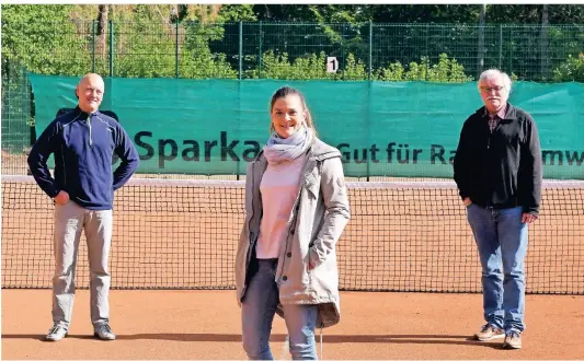  ?? FOTO: JÜRGEN MOLL ?? Vorstandsm­itglieder des TSV auf dem Sportplatz am Vereinshei­m Jahnstraße (von links): Schriftfüh­rer André Widua, Geschäftsf­ührerin Nina Brunst und Vorsitzend­er Axel Reichenber­g.