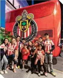  ?? ?? Los fans esperaron horas para no ser tomados en cuanta; aquí se toman foto con el camión de Chivas.