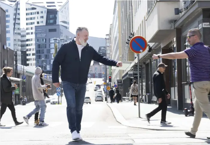  ?? BILD: FREDRIK SANDBERG ?? Förre förbundska­ptenen Rikard Grönborg gör en fistbump med en okänd förbipasse­rande i sin nya hemstad Tammerfors där han ska ta över finländska mästarlage­t Tappara.