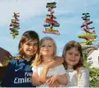  ??  ?? Max, 10, Lena, 7, und Emma, 3, haben beim Spaziereng­ehen im Wald viele Äste gesammelt und sie dann lustig angemalt. Das Ergebnis sind die drei schönen AstMobiles.