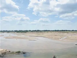  ?? Picture: Lunga Simelane ?? NATURAL BOUNDARY. The Limpopo River borders South Africa and Zimbabwe, but offers no resistance to poachers.