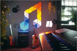  ??  ?? Mit den Nanoleaf Light Panels formt man bis zu 30 dreieckige Lichtpanee­le zu einer geometrisc­hen Lichtfigur, die mit dem optionalen Rhythm-Modul sogar direkt auf Sprache und Musik reagiert.