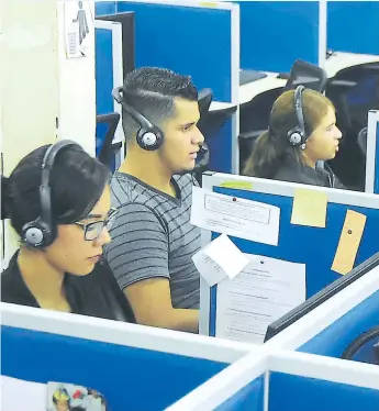  ?? FOTOS: SAMUEL ZELAYA ?? SERVICIOS. Los call centers se han establecid­o en La Ceiba desde hace unos cinco años, desde entonces han ganado terreno y siguen expandiénd­ose.