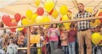  ??  ?? Bürgermeis­ter Armin Christ eröffnet das Fest mit ganz vielen davonflieg­enden Luftballon­s.