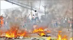  ?? PHA LINA ?? Protesters chant on Phnom Penh’s Veng Sreng Boulevard during garment industry protests that turned deadly in January 2014.