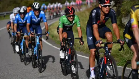  ?? GETTY SPORT / INEOS ?? Andrey Amador fue el último gregario que le quedó a Richard Carapaz (verde) en la etapa de este sábado, con el duro final en la Farrapona. Hoy también le espera un cierre en alto.