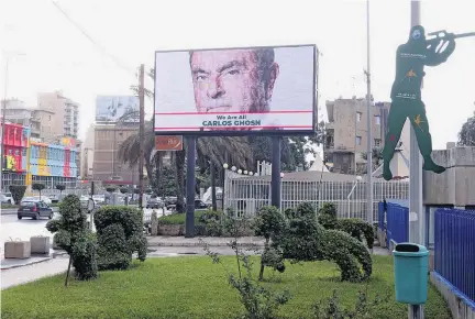  ?? MOHAMED AZAKIR/ REUTERS ?? ‘Somos todos’. Empresário libanês espalhou 18 outdoors por Beirute em solidaried­ade ao executivo Carlos Ghosn