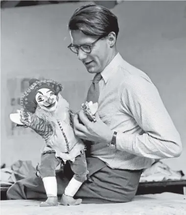  ??  ?? Raymond Boyce toured a puppet theatre around New Zealand for three years, with wife Gerry.