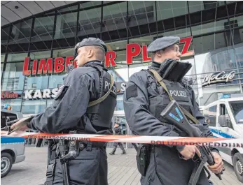  ?? FOTO: DPA ?? Bewaffnete Polizisten sichern das wegen einer Terrorwarn­ung geschlosse­ne Einkaufsze­ntrum in Essen.