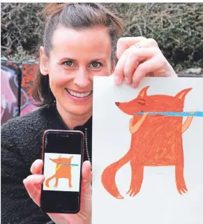  ?? FOTO: KEUSCH ?? Katherina Knees mit dem neuen Orchester-Maskottche­n. Den Fuchs mit der Flöte hat Emirhan aus Remscheid gemalt.