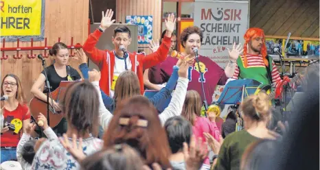  ?? FOTO: TOUR DES LÄCHELNS ?? Zur Tour des Lächelns schließen sich Musiker zusammen, die Kindern in schwierige­n Lebenslage­n eine Freude machen wollen. Mit dabei war der Bopfinger Michael Merz.