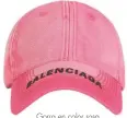  ??  ?? Gorra en color rosa con logo (295 €), de Balenciaga.