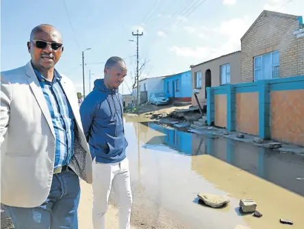  ?? Picture: SIBONGILE NGALWA ?? BLOCKED DRAINS: The DA’s Sanele Magaqa with MP Solly Malatsi during an oversight visit in Duncan Village yesterday.