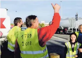  ?? AP ?? Un grupo de manifestan­tes con chaleco amarillo estaba este miércoles cerca de la refinería de petróleo La Mede, al sureste de Francia.