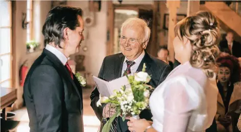  ?? FOTO RALPH MATZERATH ?? Der Altbürgerm­eister von Burscheid, der noch Trauungen vornimmt: Hans Dieter Kahrl mit Brautpaar.