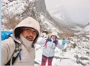  ??  ?? Rahimi dan Marsitawat­i ketika misi menawan Annapurna Base Camp.