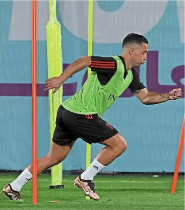  ?? — AFP ?? Red Devils’ old boy: belgium forward eden Hazard going through the paces at a training session at the salwa site in salwa beach.