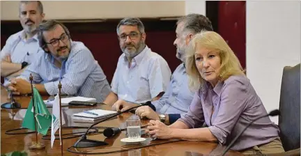  ?? ?? FIRMA. La intendenta Carolina Cosse firmó este martes la resolución que detalla los proyectos académicos financiado­s por la IMM.