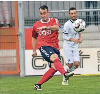  ?? RP-FOTO: KLAUS-DIETER STADE ?? Kleves Nedzad Dragovic (links) organisier­te gestern beim Heimspiel gegen SW Essen das Spiel der Rot-Blauen.