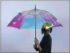  ??  ?? Le Human Sensor, l’Aposematic Jacket et le parapluie Oombrella (de g. à d.).